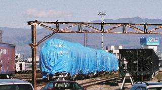 被蓋上帆布的哆啦A夢781型列車