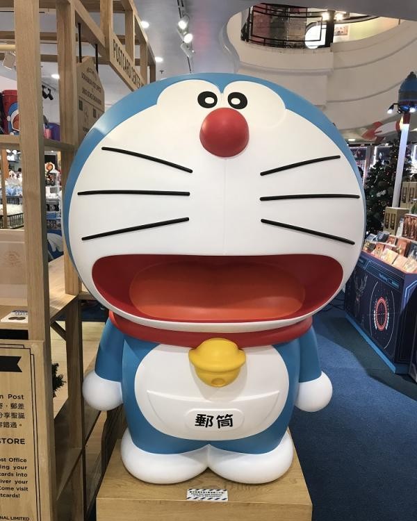 [雕塑] 用代用貼紙變成郵筒的多啦A夢(香港快閃店版本)（代用シールでポストになったドラえもん，Doraemon turned into a post with his Substitute Stickers）