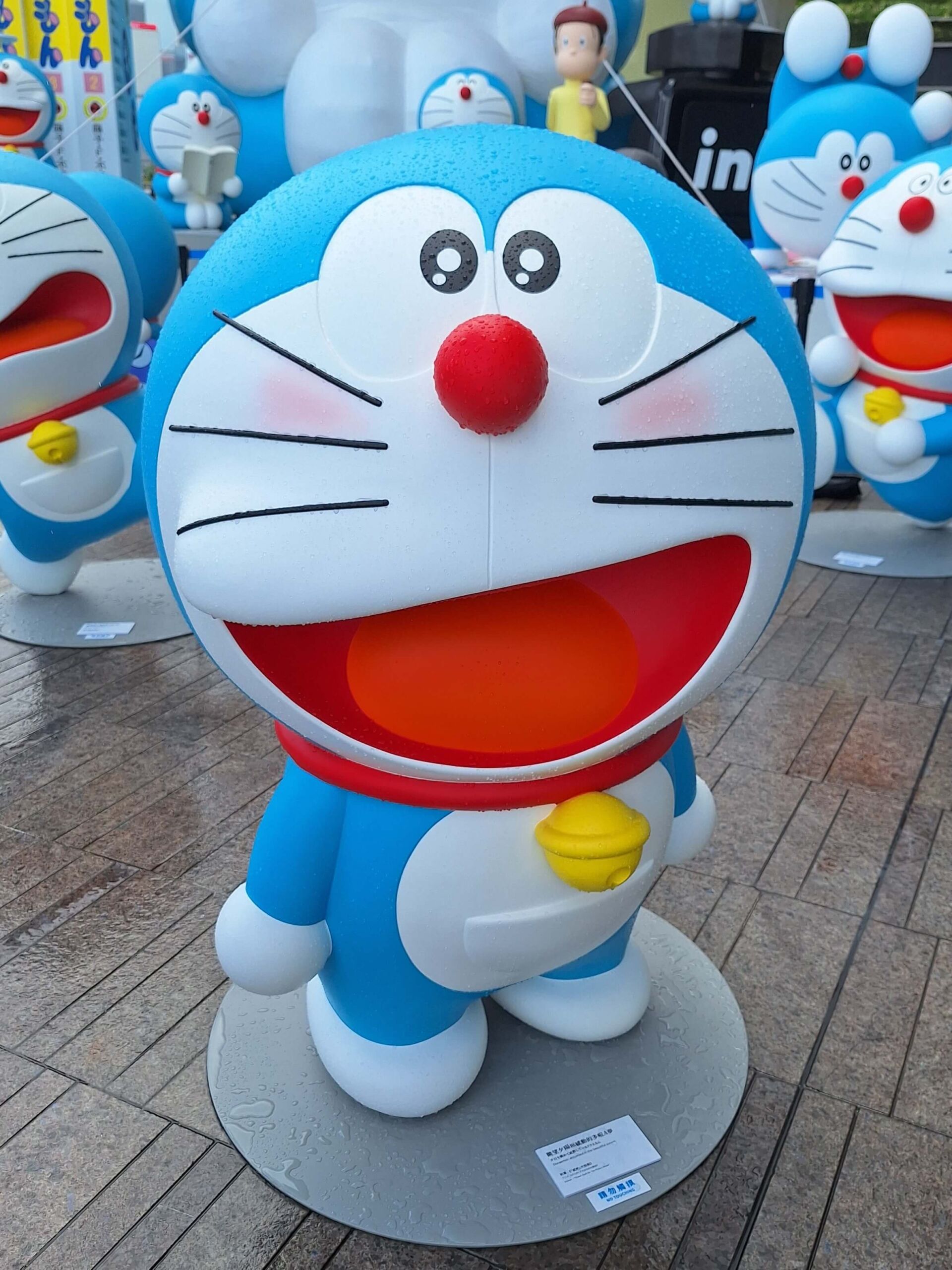 [雕塑] 眺望夕陽而感動的多啦A夢（夕日を眺めて感動しているドラえもん，Doraemon absorbed in the beautiful sunset）