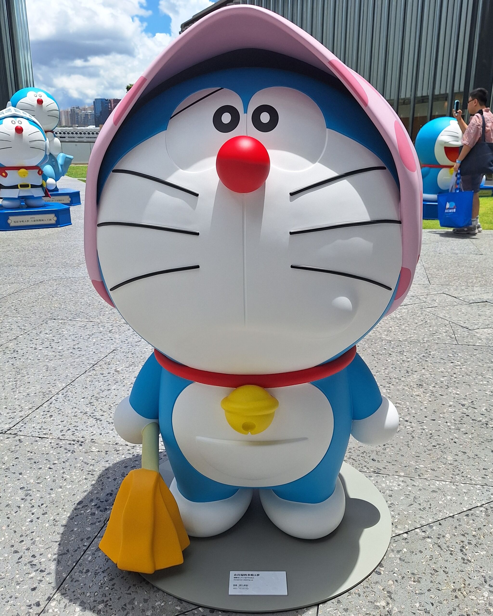[雕塑] 在打掃的哆啦A夢／在打掃的多啦A夢（掃除をしているドラえもん，Doraemon cleaning up）