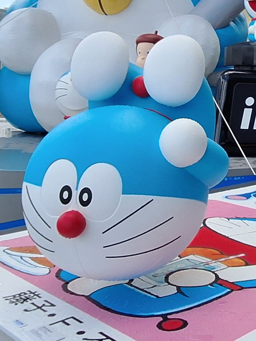 [雕塑] 在倒立的的多啦A夢（逆立ちしているドラえもん，Doraemon doing one-arm stand）