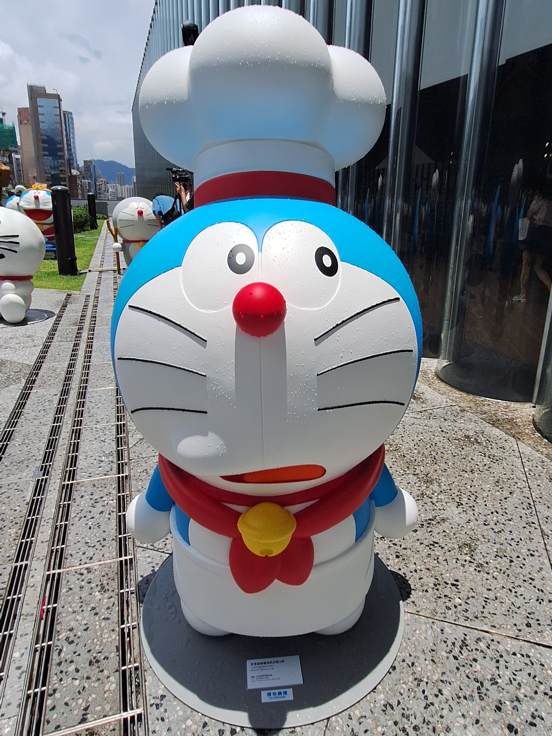 [雕塑] 穿著廚師服裝的哆啦A夢／穿著廚師服裝的多啦A夢（コックの衣装を着たドラえもん，Doraemon dressed as a chef）