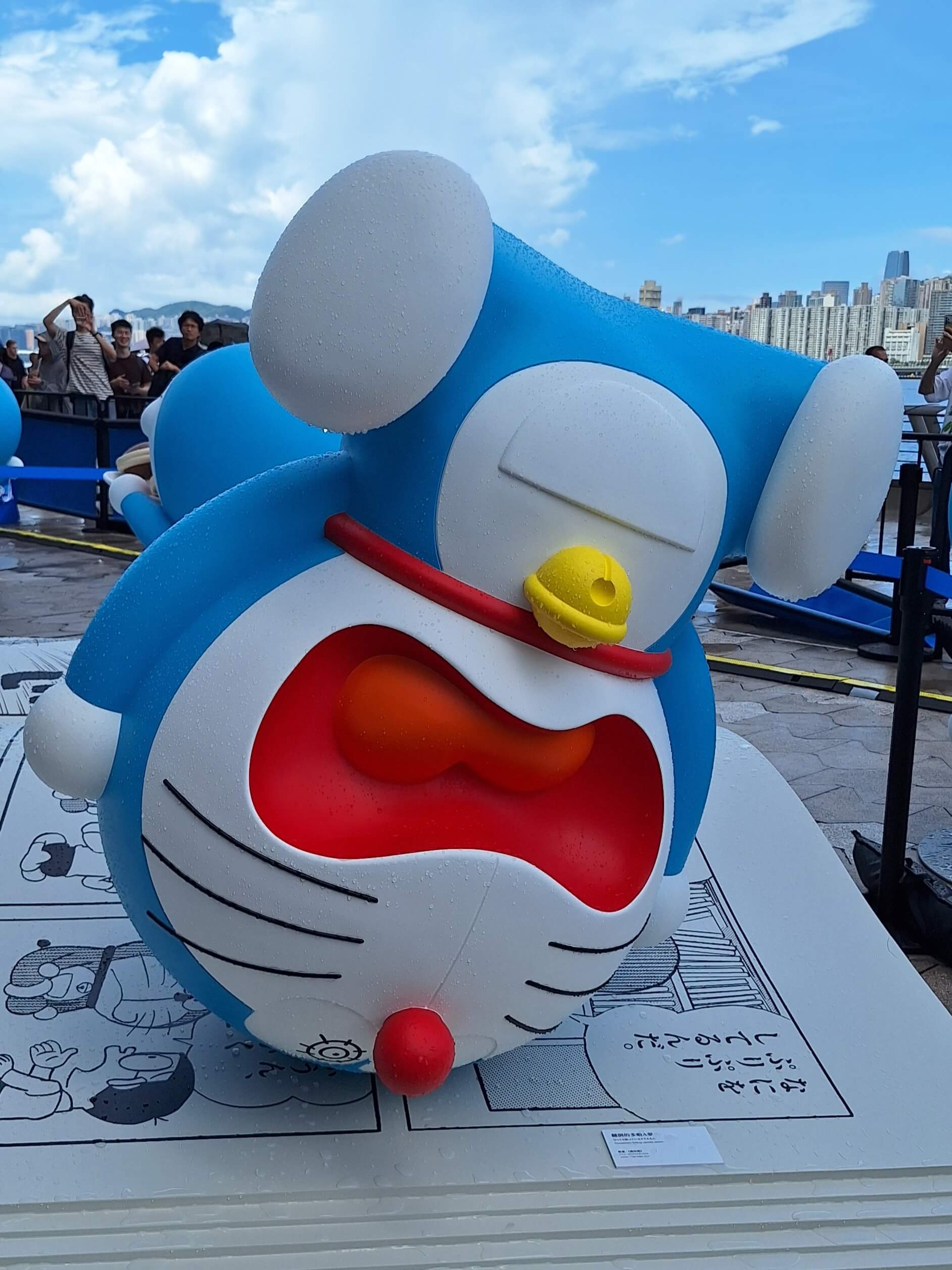 [雕塑] 翻倒的多啦A夢（ひっくり返っているドラえもん，Doraemon falling upside down）