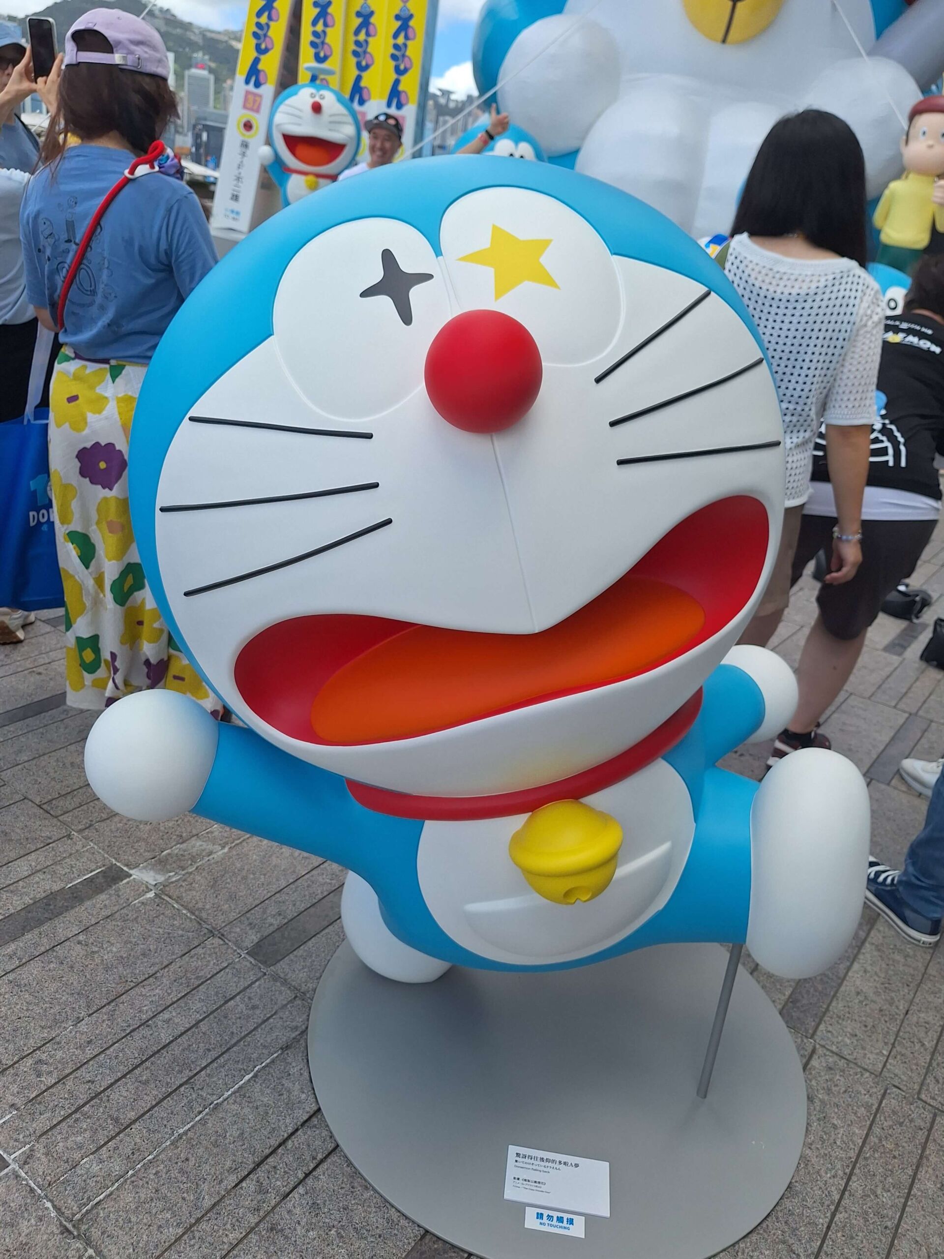 [雕塑] 驚訝得往後仰的多啦A夢（驚いてのけぞっているドラえもん，Doraemon flailing back）
