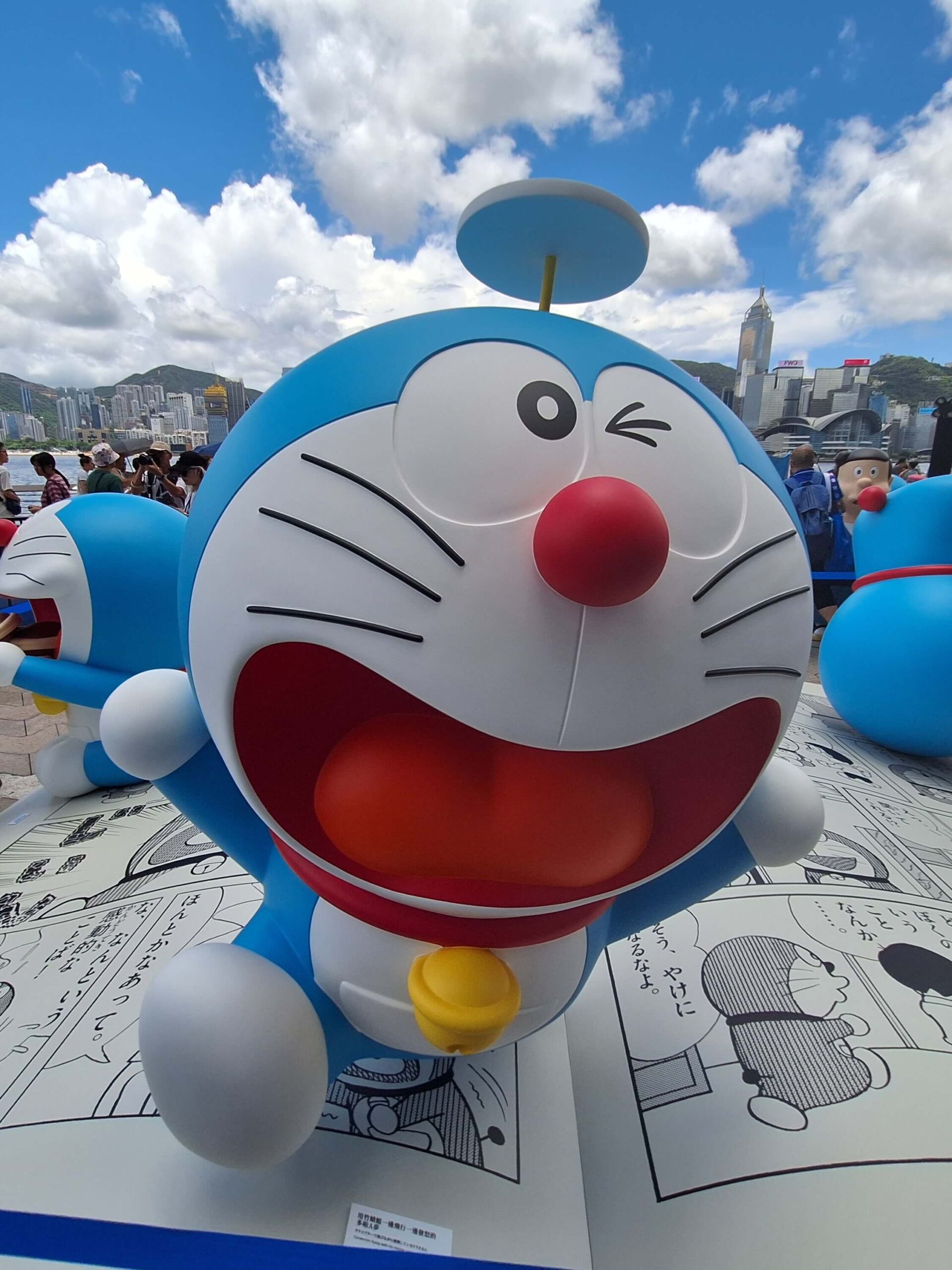 [雕塑] 用竹蜻蜓一邊飛行一邊發怒的多啦A夢（タケコプターで飛びながら憤慨しているドラえもん，Doraemon flying with his Hopter and looking angry）