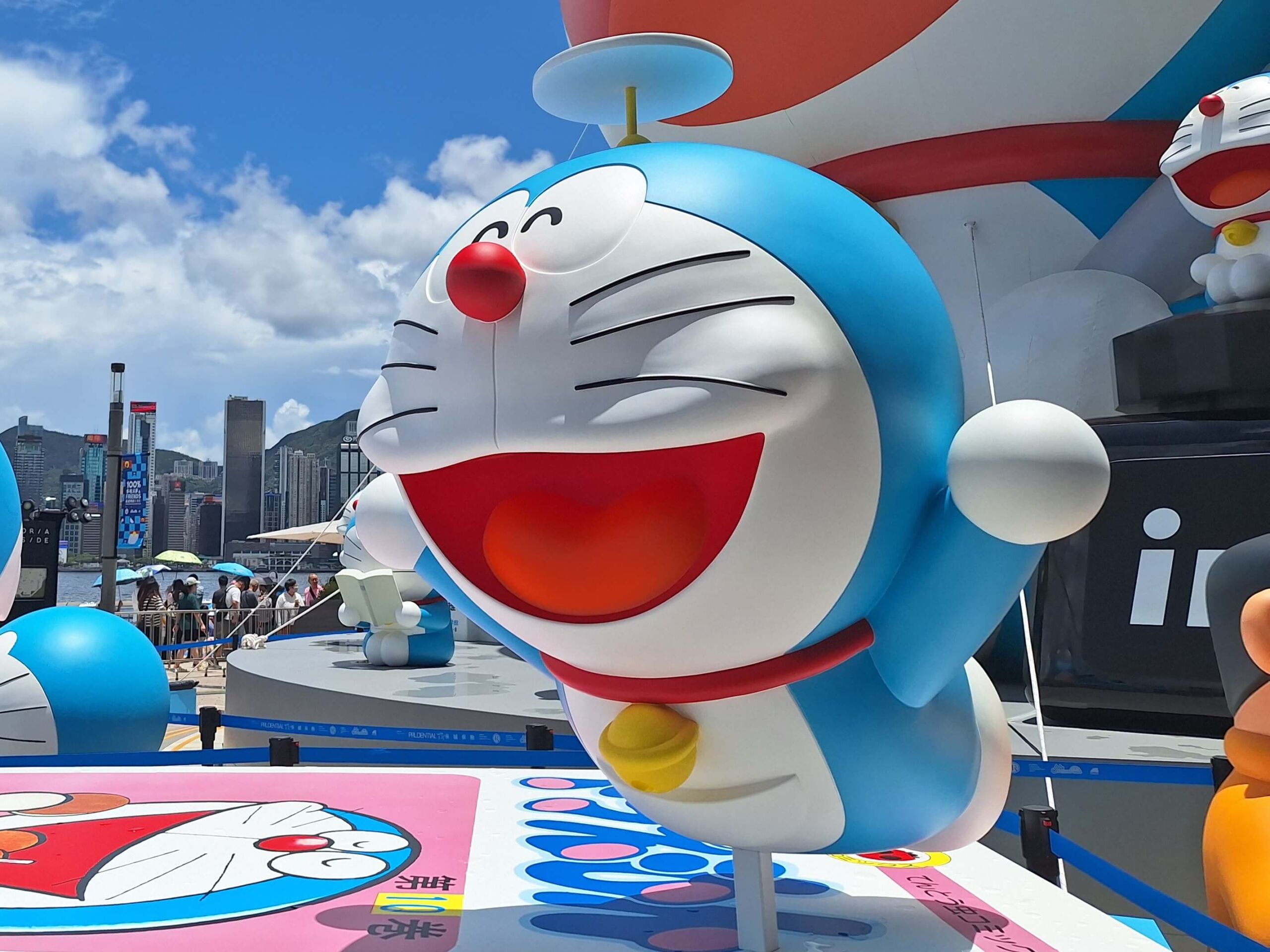 [雕塑] 戴上竹蜻蜓飛行的多啦A夢（タケコプターを付けて飛んでいるドラえもん，Doraemon flying with his Hopter）