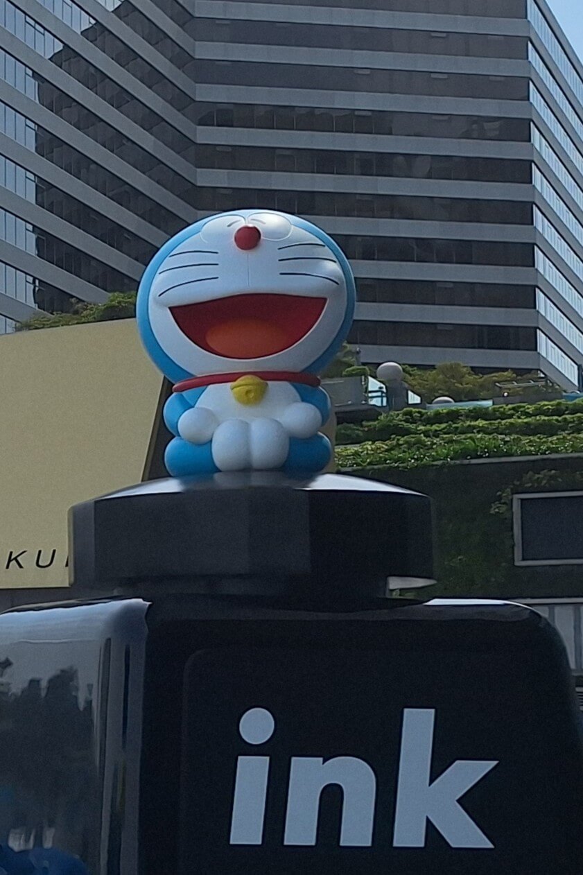 [雕塑] 盤腿而坐哈哈大笑的哆啦A夢／盤腳坐在鋼筆墨水瓶上的多啦A夢（Doraemon sitting cross-legged）