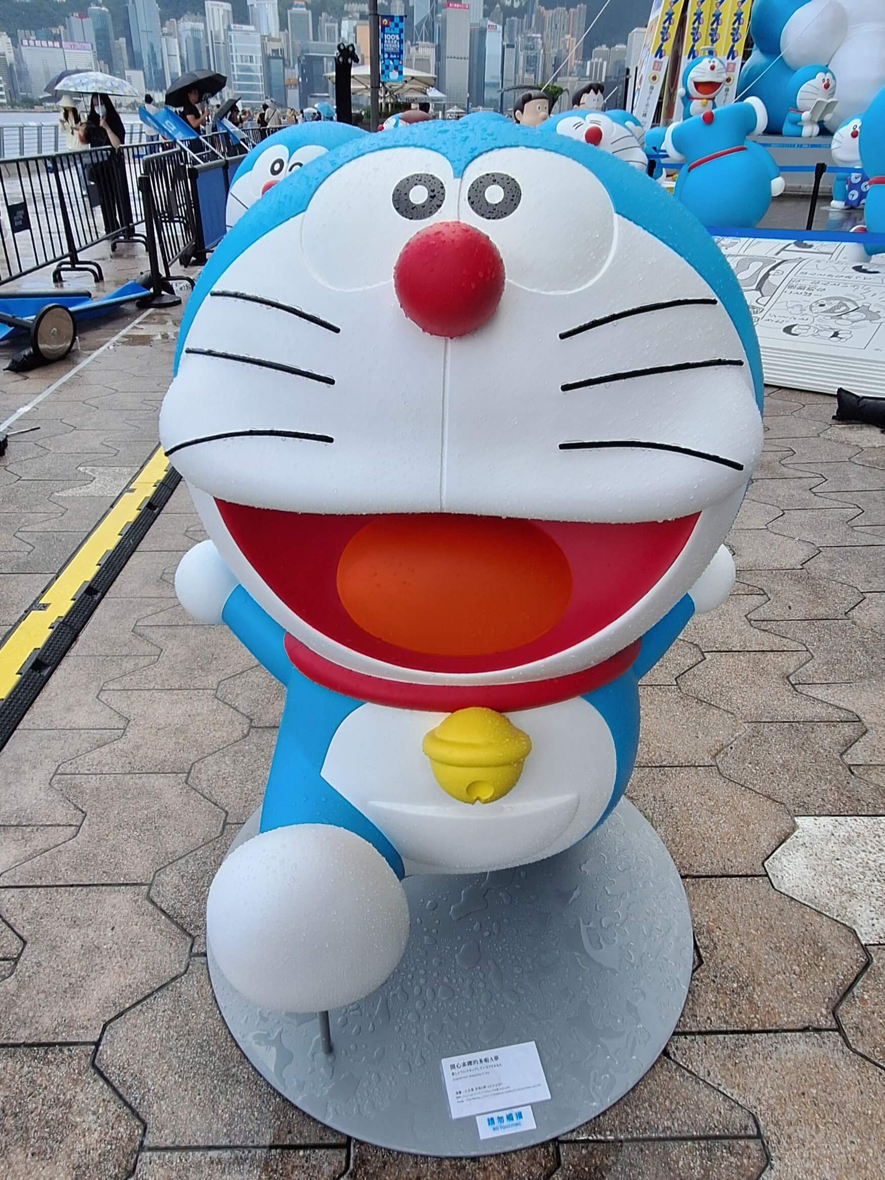 [雕塑] 開心雀躍的多啦A夢（楽しそうにスキップしているドラえもん，Doraemon skipping in joy）