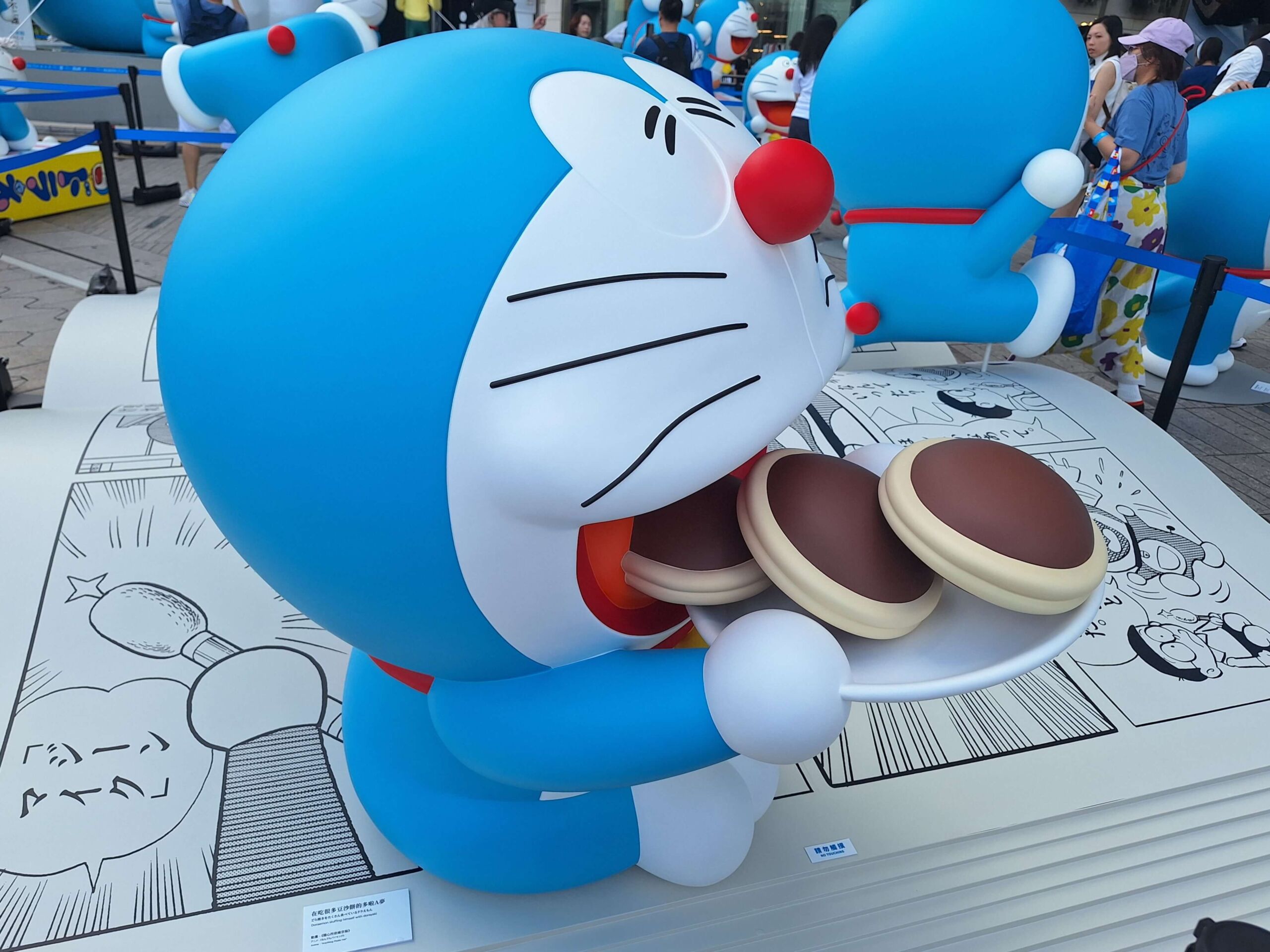 [雕塑] 在吃很多銅鑼燒的哆啦A夢／在吃很多豆沙包的多啦A夢（どら焼きをたくさん食べているドラえもん，Doraemon stuffing himself with dorayaki）