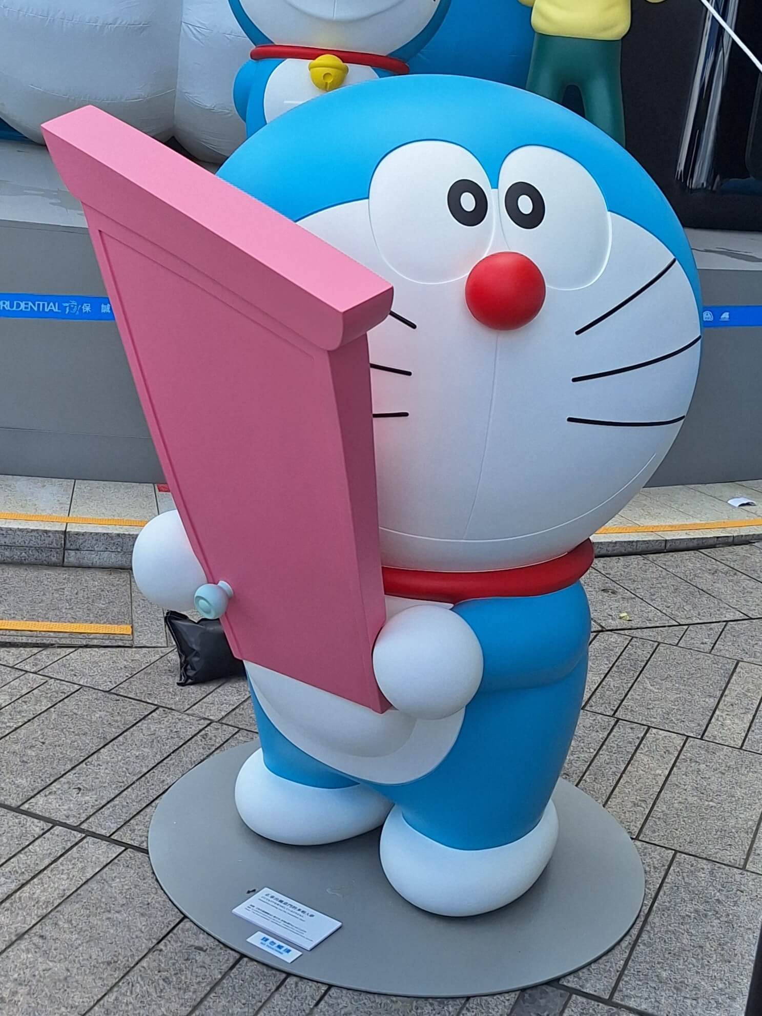 [雕塑] 正拿出任意門的哆啦A夢／正拿出隨意門的多啦A夢（どこでもドアを取り出しているドラえもん，Doraemon taking out his Anywhere door）