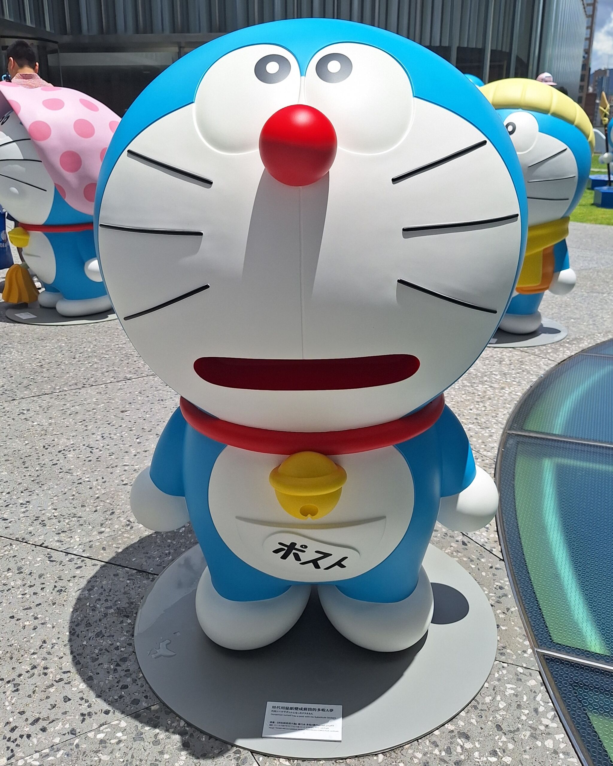 [雕塑] 用代用貼紙變成郵筒的哆啦A夢(展覽版本)／用代用貼紙變成郵筒的多啦A夢(展覽版本)（代用シールでポストになったドラえもん，Doraemon turned into a post with his Substitute Stickers）