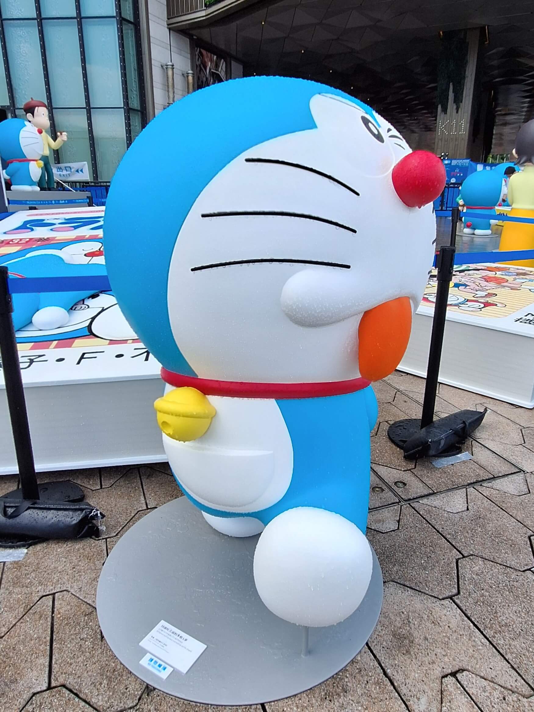 [雕塑] 回頭吐舌頭的多啦A夢（ふり返ってべロを出しているドラえもん，Doraemon turning back and sticking out his tongue）