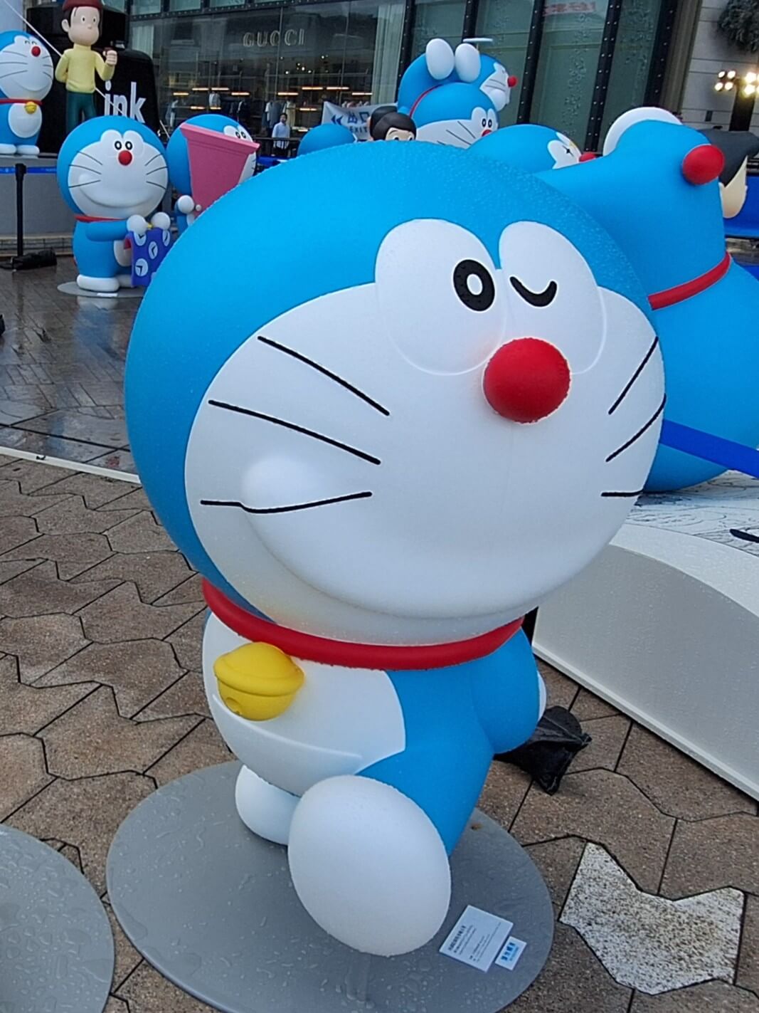 [雕塑] 回頭貶眼的多啦A夢（後ろを振り向きウインクしているドラえもん，Doraemon turning back and winking）