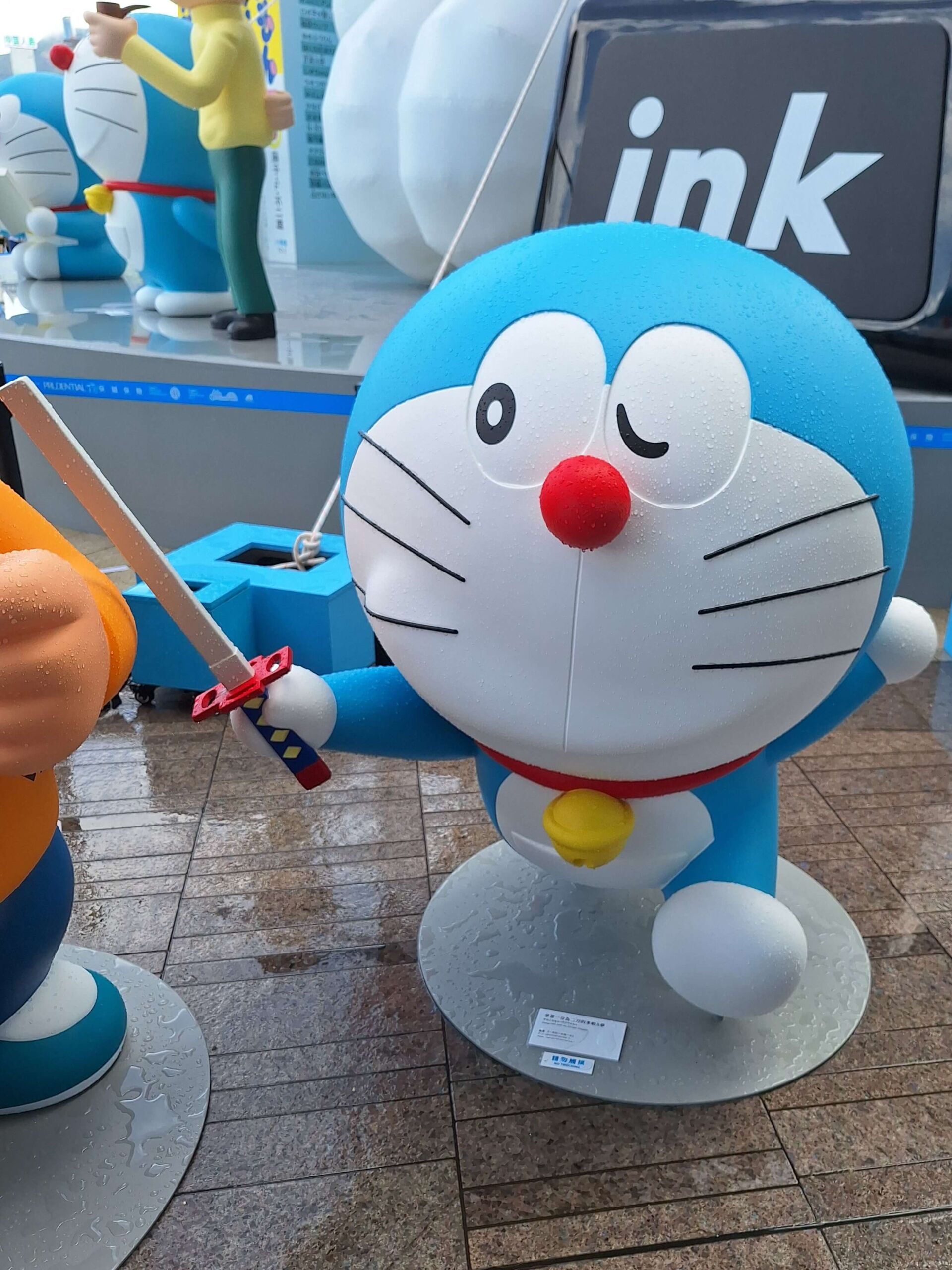 [雕塑] 拿著切半刀的哆啦A夢／拿著一分為二刀的多啦A夢（半分こ刀を持ったドラえもん，Doraemon with his Divider Dagger）