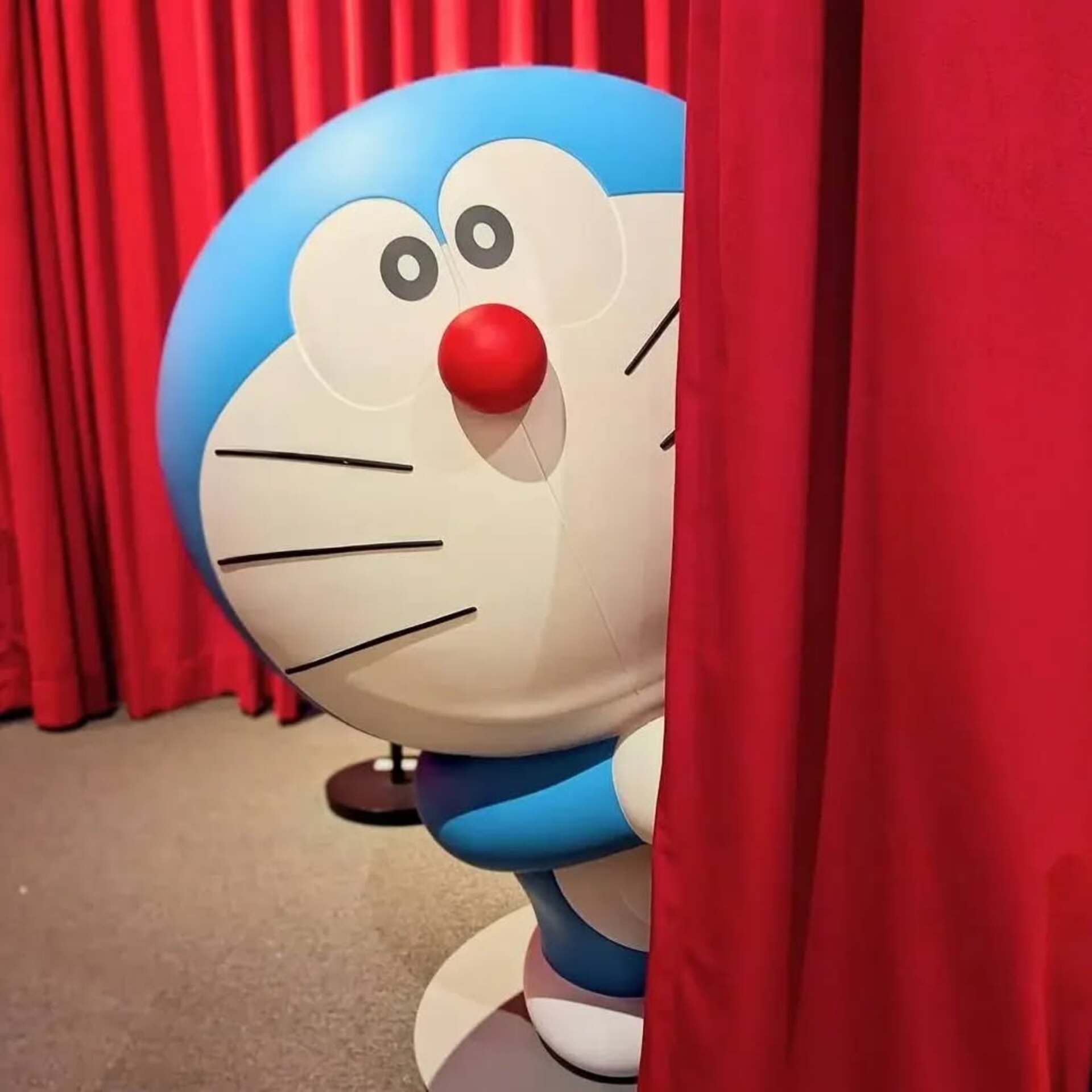 [雕塑] 從劇院布幕探頭出來的多啦A夢