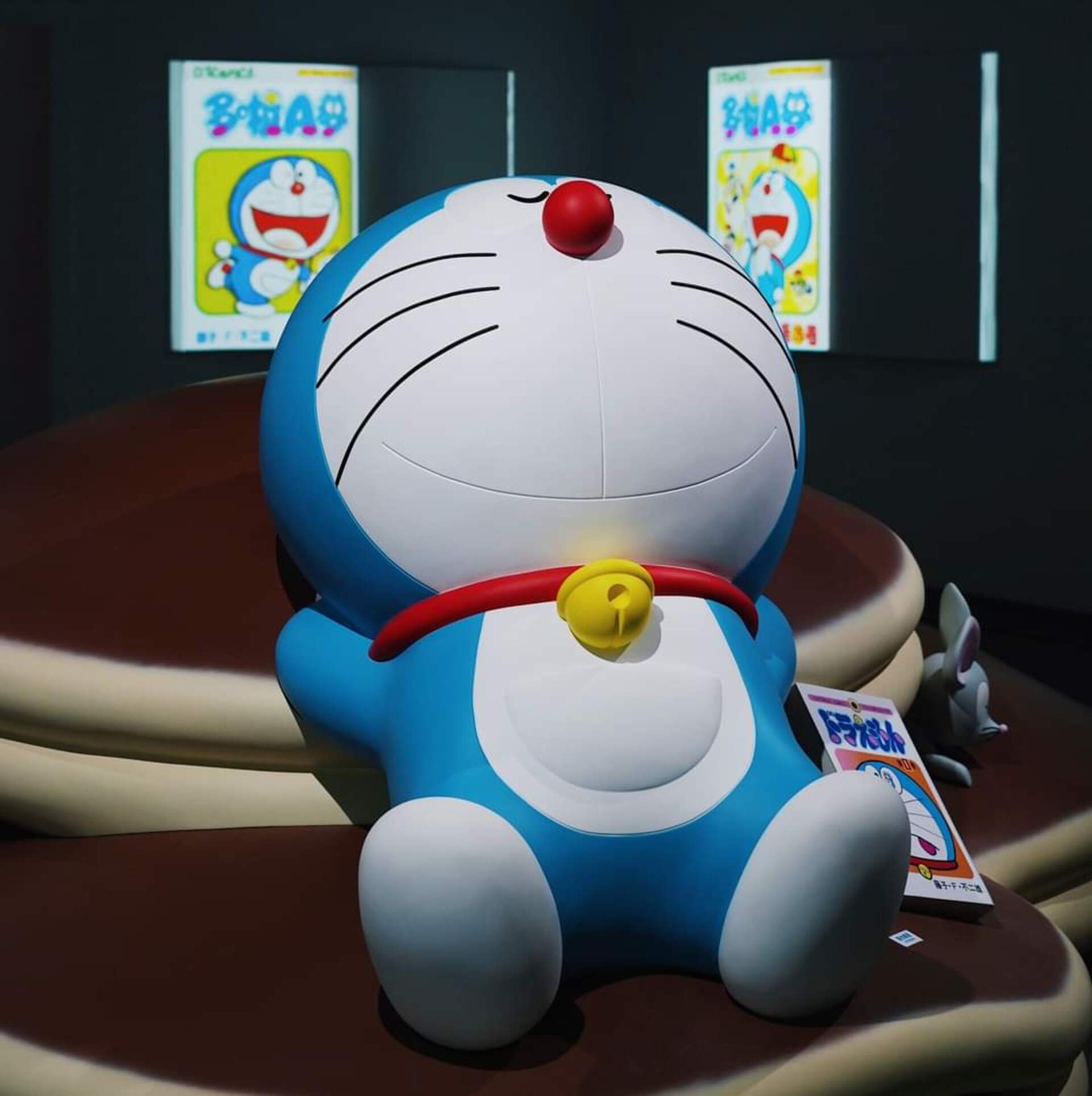 [雕塑] 躺在最愛銅鑼燒上的哆啦A夢／多啦A夢躺在他最愛的豆沙包上（Doraemon resting on his beloved Dorayaki）