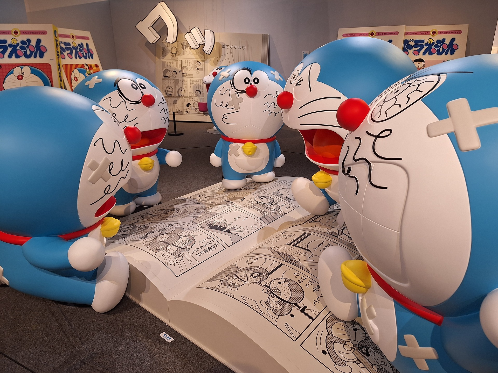 [雕塑] 《哆啦A夢分身術》／《五個多啦A夢》（『ドラえもんだらけ』，Doraemon’s Double Trouble）