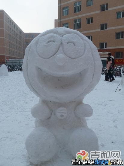 [吉林] 用雪堆一個哆啦A夢為女友過生日! 大學生超浪漫