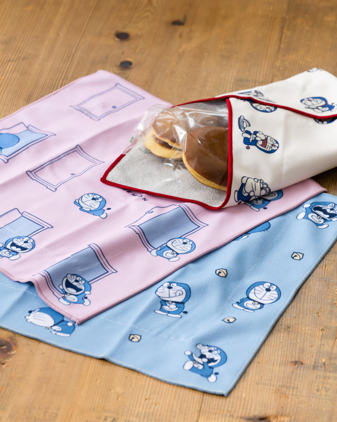 [日本] 川邊推出《哆啦A夢》全新手帕與刺繡包！祕密道具、任意門化身可愛日常雜貨